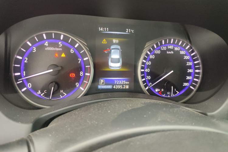 Used Infiniti Q50 2014 3.7L Comfort Edition Odometer Close Up
