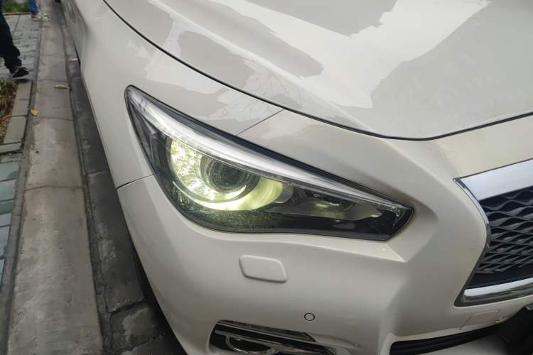 Used Infiniti Q50 2014 3.7L Comfort Edition Right Front Headlight