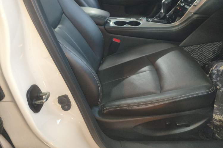 Used Infiniti Q50 2014 3.7L Comfort Edition Right Front Seat