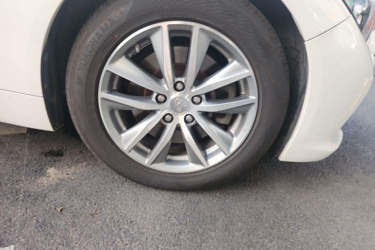 Used Infiniti Q50 2014 3.7L Comfort Edition Right Front Wheel Hub