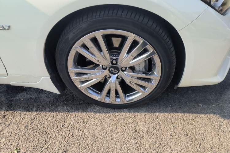 Used Infiniti Q50 2014 3.7L Luxury Sport Edition Right Front Wheel Hub