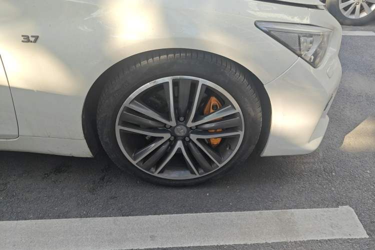 Used Infiniti Q50 2014 3.7L Luxury Sport Edition Right Front Wheel Hub