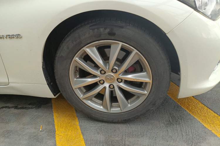 Used Infiniti Q50 2014 2.0T Comfort Edition Right Front Wheel Hub