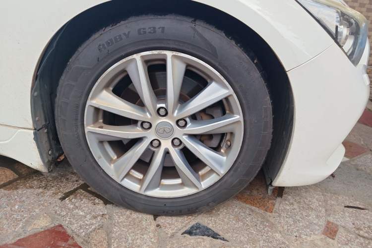 Used Infiniti Q50 2014 3.7L Luxury Edition Right Front Wheel Hub