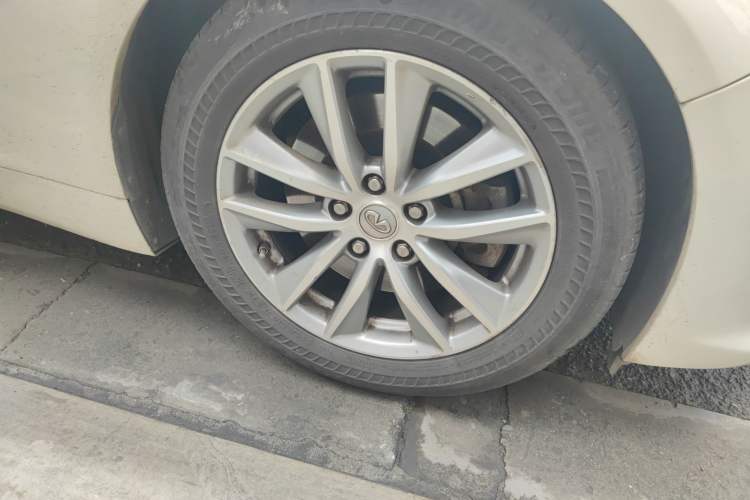 Used Infiniti Q50 2014 3.7L Comfort Edition Right Front Wheel Hub