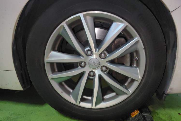 Used Infiniti Q50 2014 3.7L Luxury Edition Right Front Wheel Hub