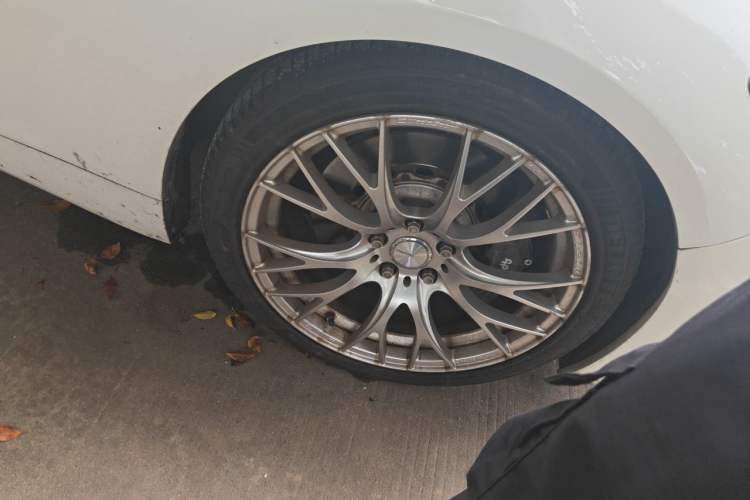 Used Infiniti Q50 2014 3.7L Luxury Sport Edition Right Front Wheel Hub