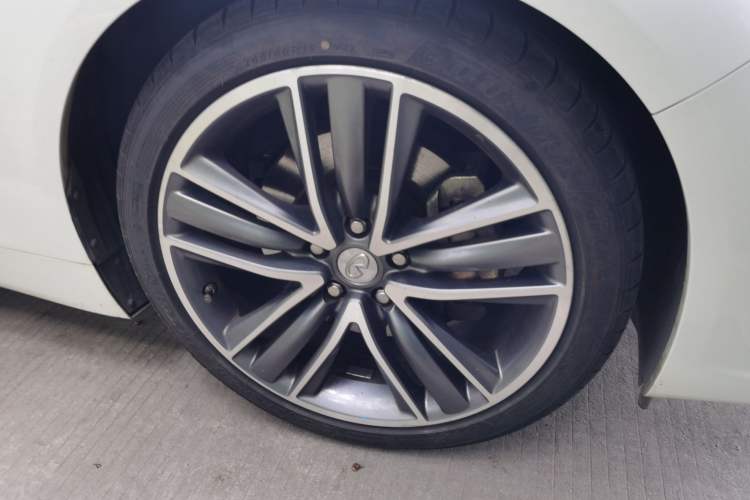Used Infiniti Q50 2014 3.7L Comfort Edition Right Front Wheel Hub
