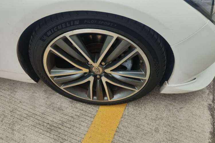 Used Infiniti Q50 2014 3.7L Comfort Edition Right Front Wheel Hub