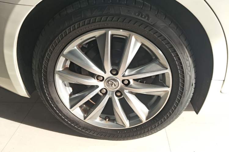 Used Infiniti Q50 2014 3.7L Comfort Edition Right Rear Wheel Hub