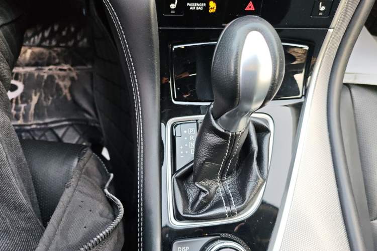 Used Infiniti Q50 2014 3.7L Comfort Edition Gear Lever