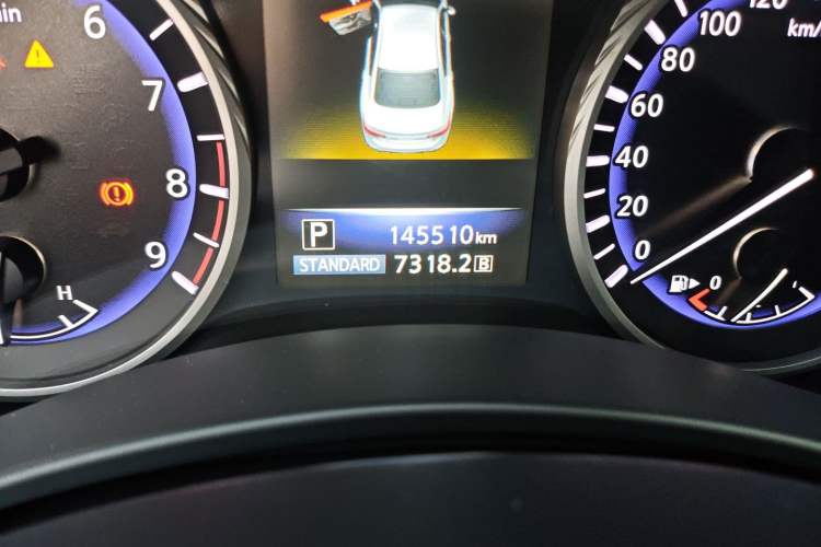 Used Infiniti Q50 2014 3.7L Comfort Edition Odometer Close Up