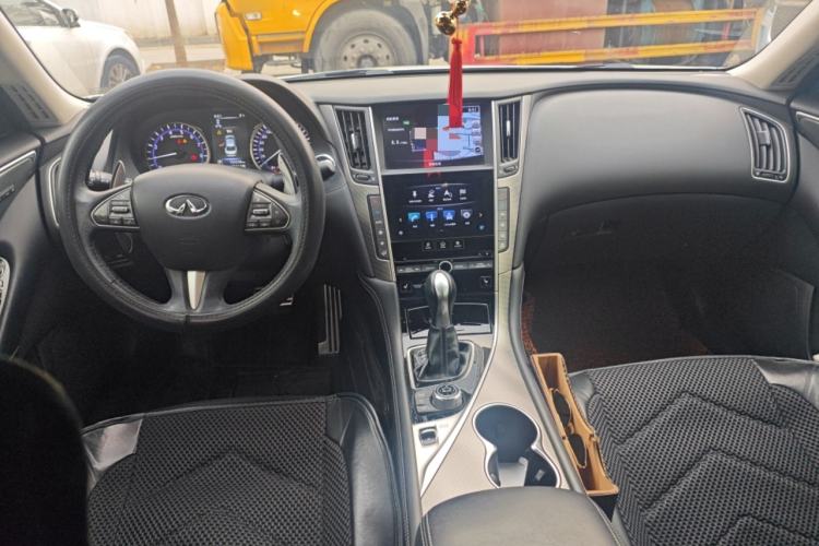 Used Infiniti Q50 2017 3.5L Hybrid Center Console