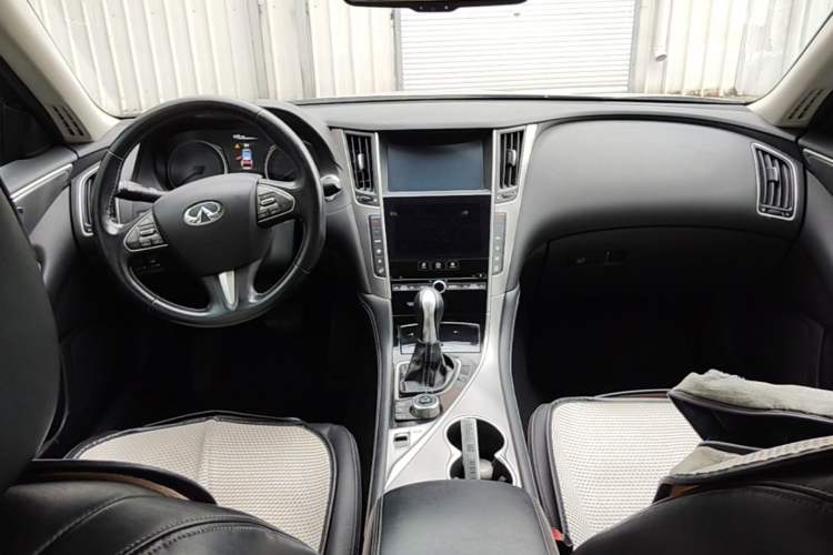 Used Infiniti Q50L 2015 2.0T Enjoyment Edition Center Console