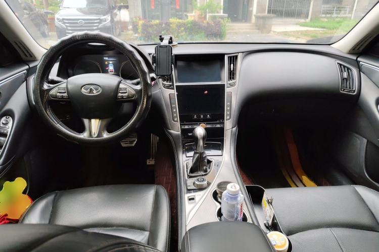 Used Infiniti Q50L 2015 2.0T Enjoyment Edition Center Console