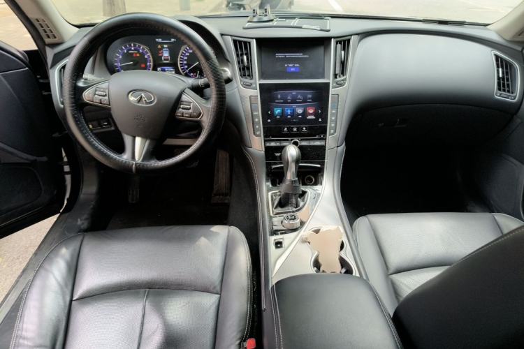 Used Infiniti Q50L 2015 2.0T Enjoyment Edition Center Console