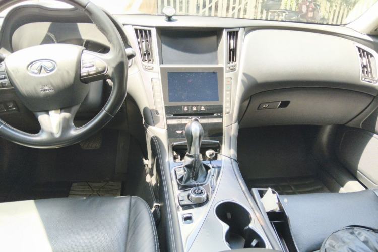 Used Infiniti Q50L 2015 2.0T Enjoyment Edition Center Console