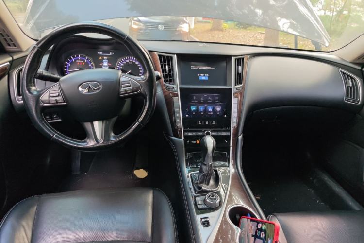 Used Infiniti Q50L 2015 2.0T Luxury Edition Center Console