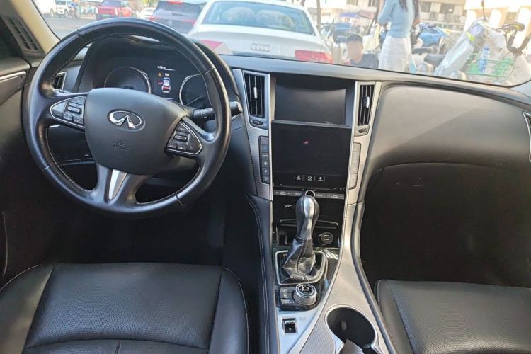 Used Infiniti Q50L 2015 2.0T Luxury Edition Center Console