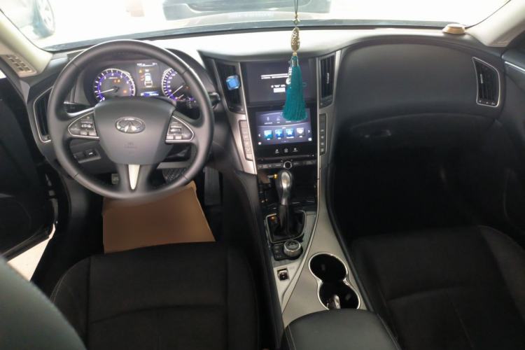 Used Infiniti Q50L 2015 2.0T Enjoyment Edition Center Console