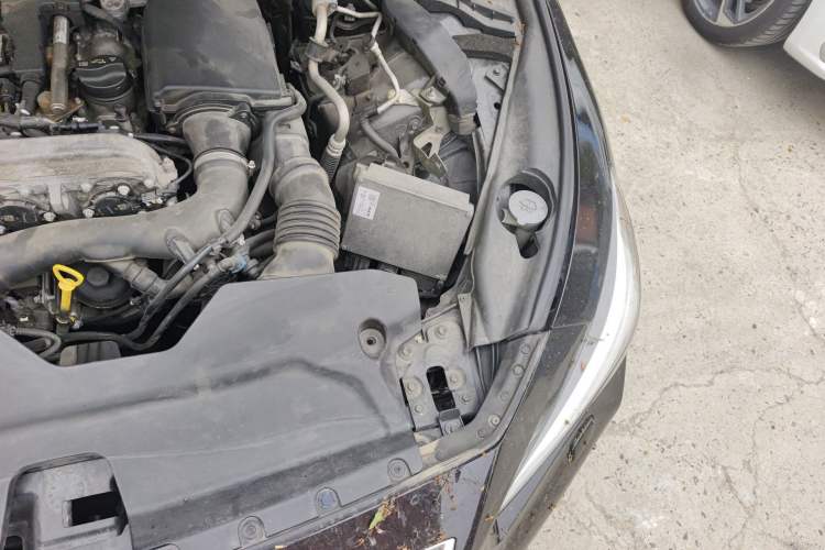 Used Infiniti Q50L 2015 2.0T Sport Edition Engine Bay Left