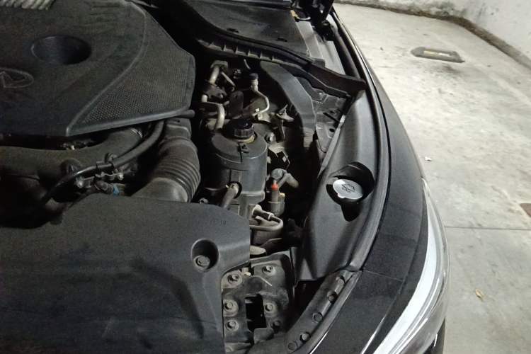 Used Infiniti Q50L 2015 2.0T Enjoyment Edition Engine Bay Left