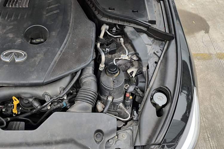 Used Infiniti Q50L 2015 2.0T Enjoyment Edition Engine Bay Left