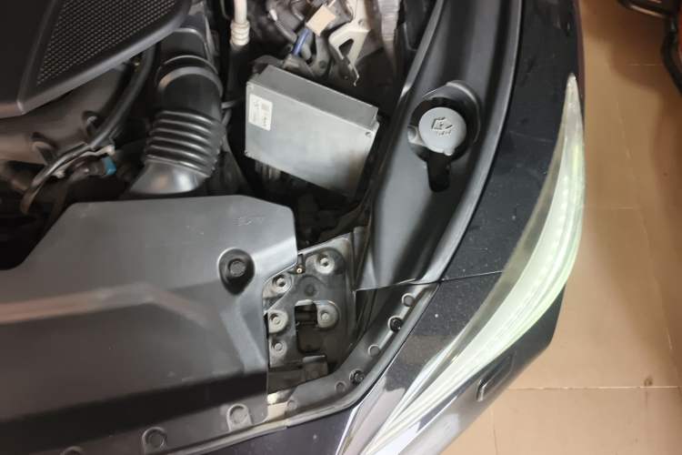 Used Infiniti Q50L 2015 2.0T Sport Edition Engine Bay Left