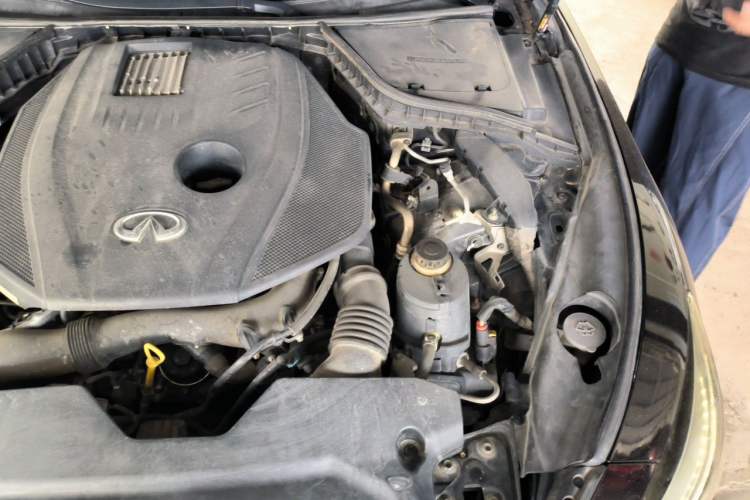 Used Infiniti Q50L 2015 2.0T Enjoyment Edition Engine Bay Left