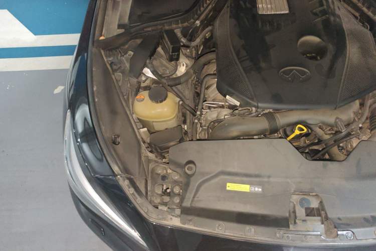 Used Infiniti Q50L 2015 2.0T Enjoyment Edition Engine Bay Right