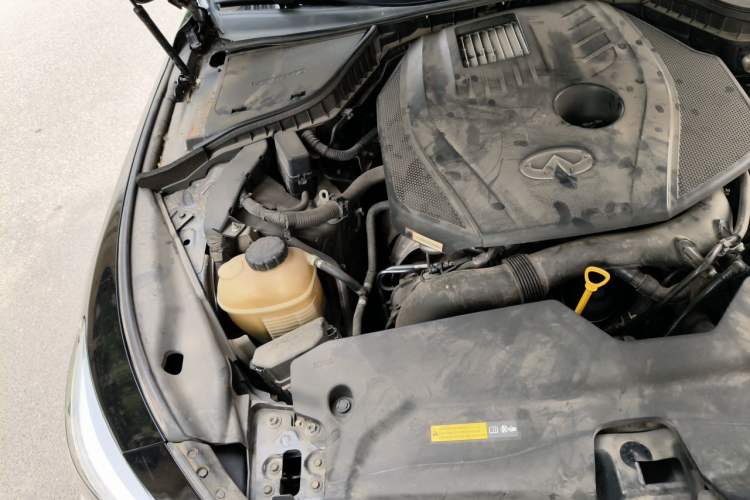 Used Infiniti Q50L 2015 2.0T Enjoyment Edition Engine Bay Right