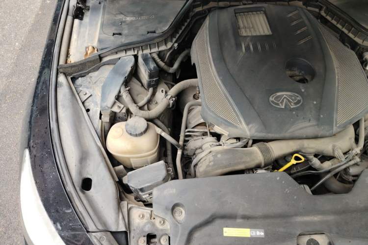Used Infiniti Q50L 2015 2.0T Luxury Sport Edition Engine Bay Right
