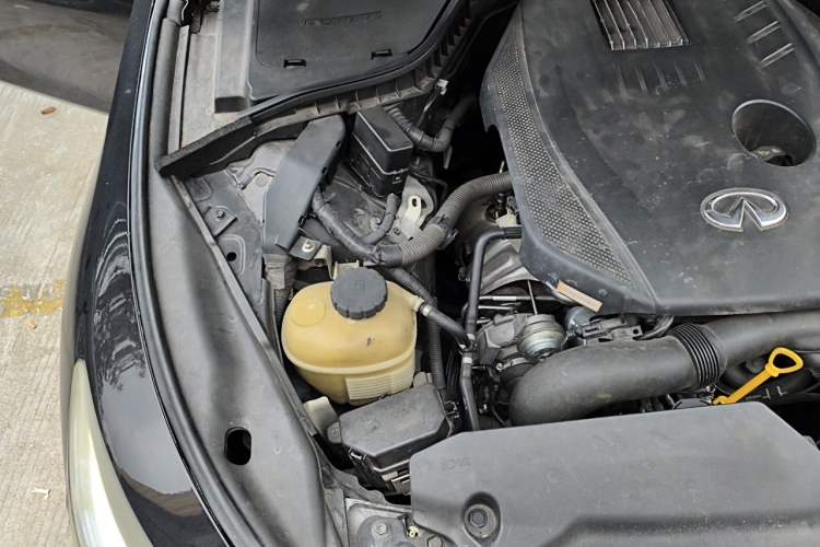 Used Infiniti Q50L 2015 2.0T Enjoyment Edition Engine Bay Right