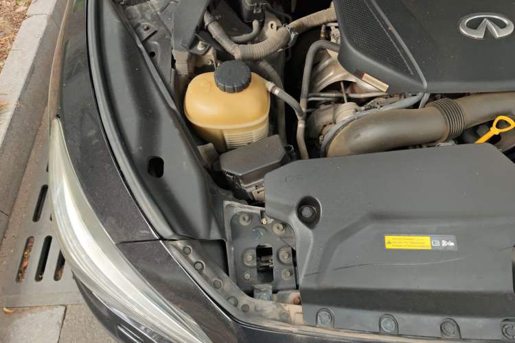 Used Infiniti Q50L 2015 2.0T Luxury Edition Engine Bay Right