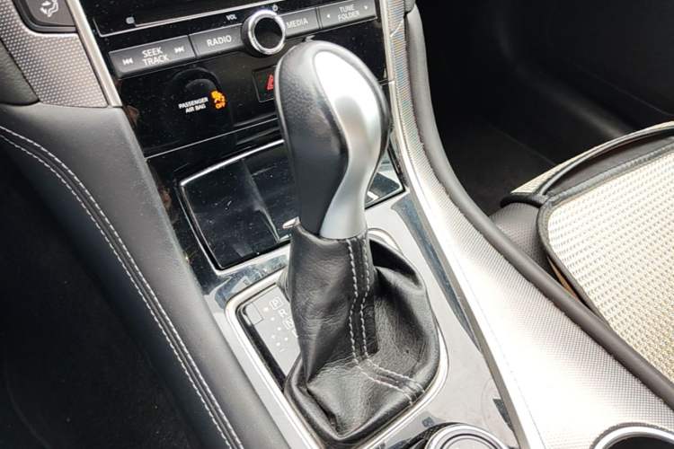 Used Infiniti Q50L 2015 2.0T Enjoyment Edition Gear Lever