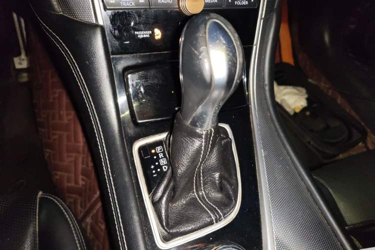 Used Infiniti Q50L 2015 2.0T Enjoyment Edition Gear Lever