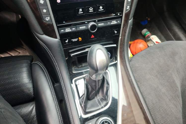 Used Infiniti Q50L 2015 2.0T Luxury Sport Edition Gear Lever