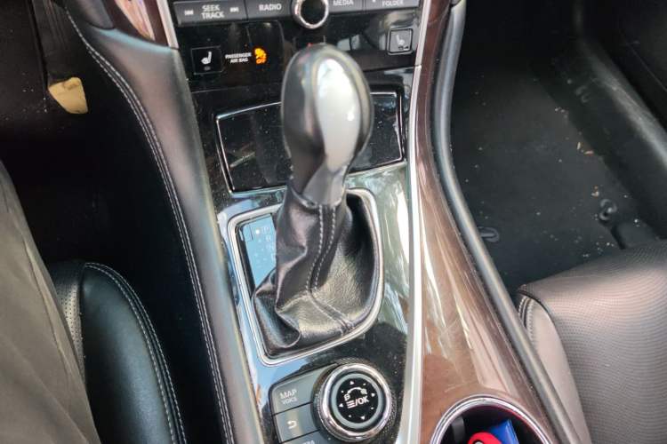 Used Infiniti Q50L 2015 2.0T Luxury Edition Gear Lever