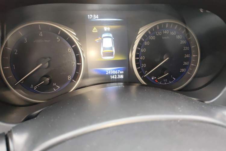 Used Infiniti Q50L 2015 2.0T Enjoyment Edition Odometer Close Up