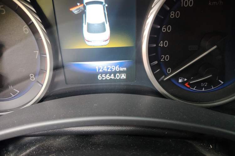 Used Infiniti Q50L 2015 2.0T Luxury Sport Edition Odometer Close Up