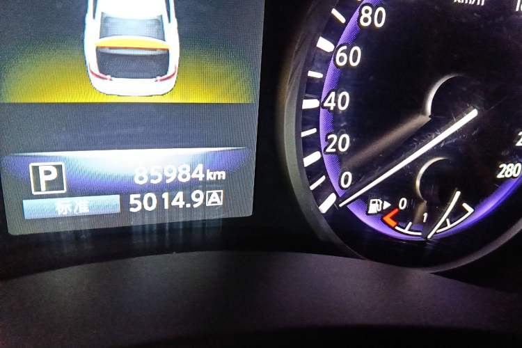Used Infiniti Q50L 2015 2.0T Enjoyment Edition Odometer Close Up