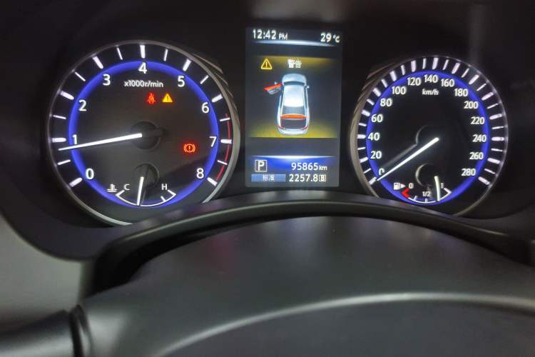 Used Infiniti Q50L 2015 2.0T Sport Edition Odometer Close Up