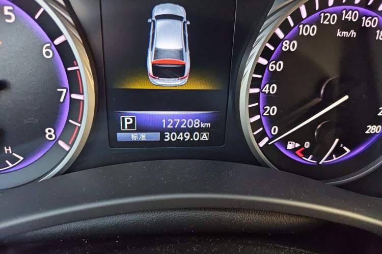 Used Infiniti Q50L 2015 2.0T Luxury Edition Odometer Close Up