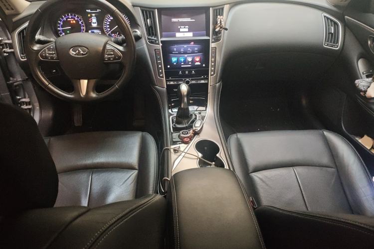 Used Infiniti Q50L 2015 2.0T Enjoyment Edition Center Console