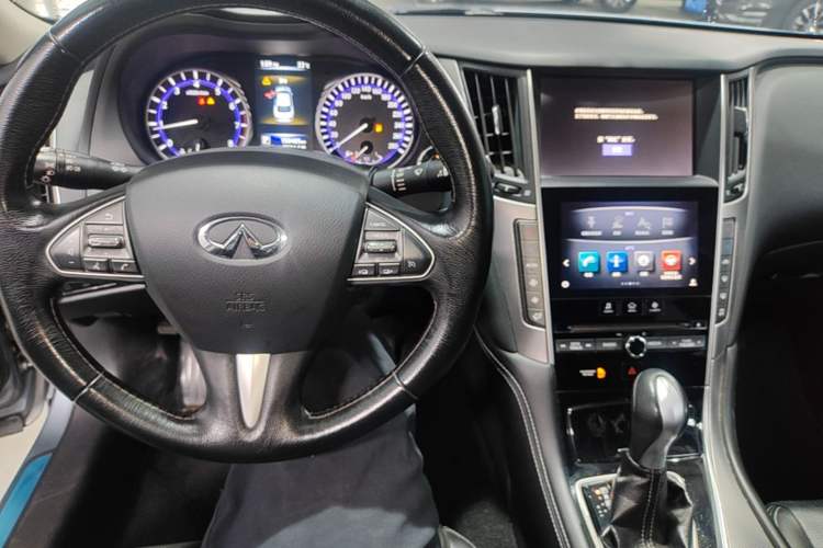 Used Infiniti Q50L 2015 2.0T Enjoyment Edition Center Console