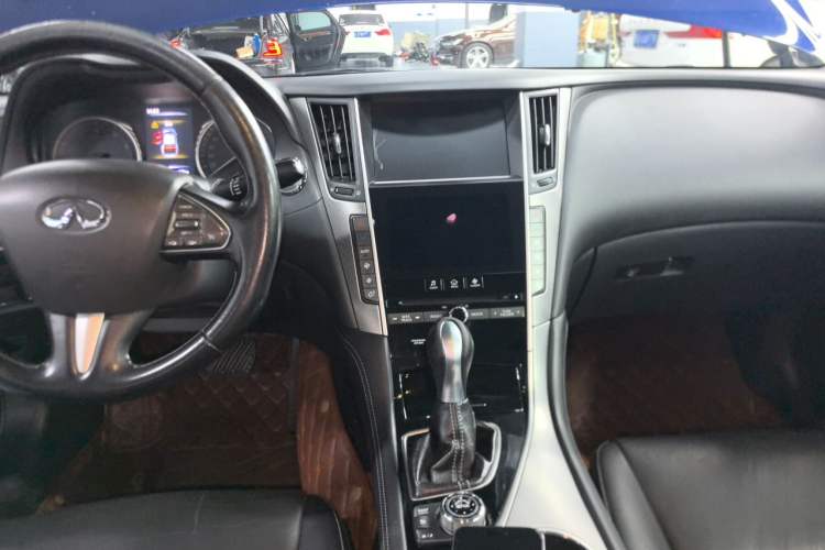 Used Infiniti Q50L 2015 2.0T Enjoyment Edition Center Console