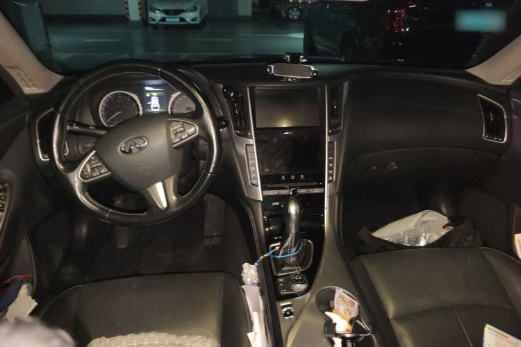 Used Infiniti Q50L 2015 2.0T Enjoyment Edition Center Console