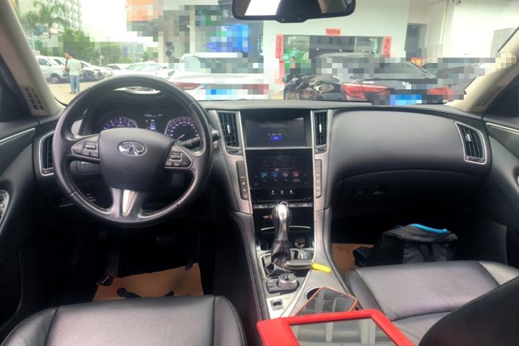 Used Infiniti Q50L 2015 2.0T Enjoyment Edition Center Console