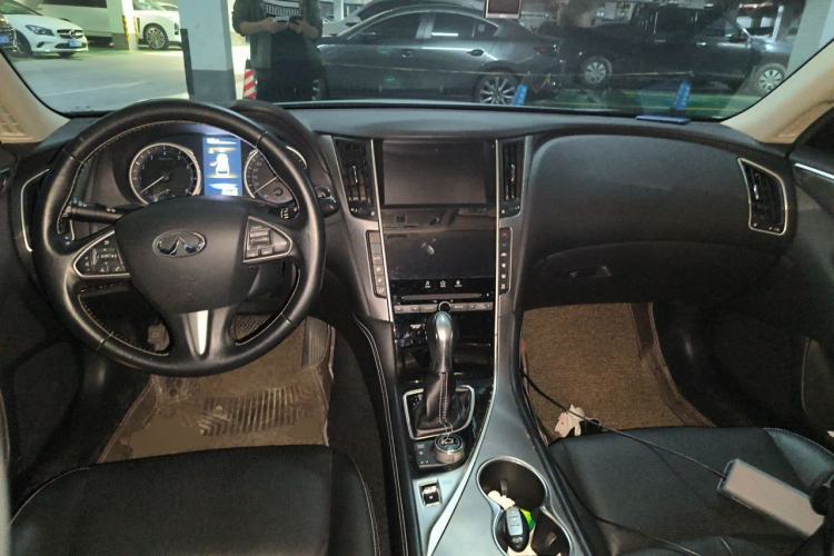 Used Infiniti Q50L 2015 2.0T Enjoyment Edition Center Console