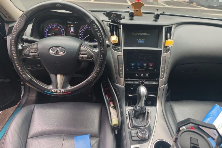 Used Infiniti Q50L 2015 2.0T Enjoyment Edition Center Console